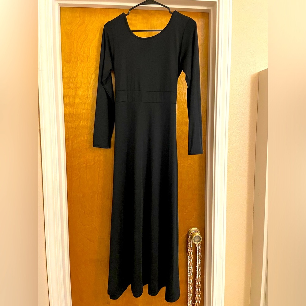 Lovely black maxi dress!